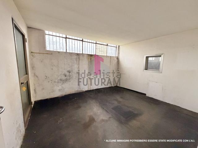 Capannone in vendita di 1270 m² in Via Pedrollo, 40