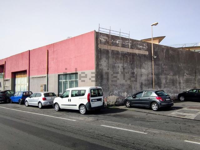 Capannone in vendita di 1270 m² in Via San Giuseppe Alla Rena, 30