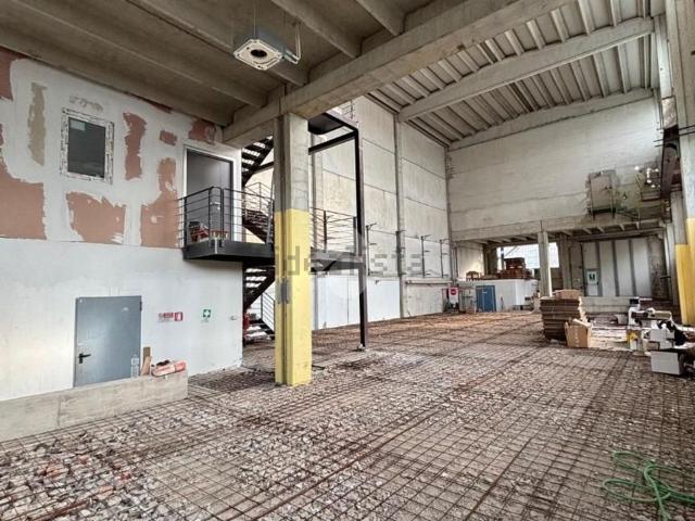 Capannone in vendita di 879 m² in Via Moia, 127