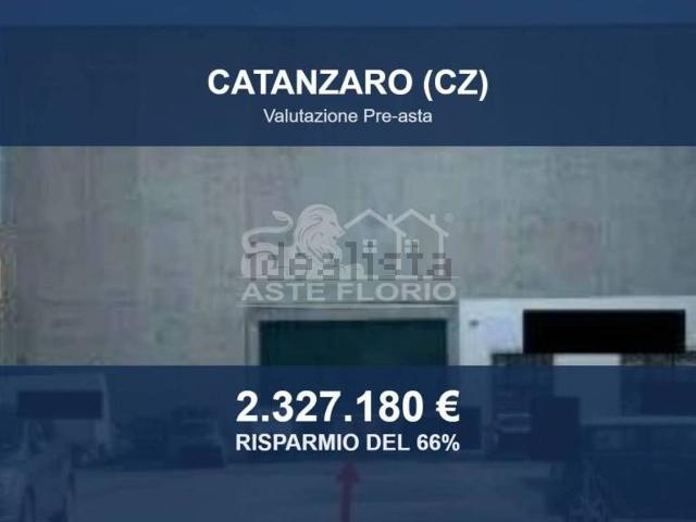 Capannone in vendita di 12850 m² in Viale Magna Grecia, 61