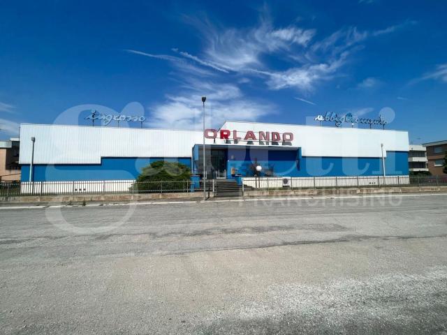 Capannone in vendita di 1285 m² in Via Francesco Maffei, 10