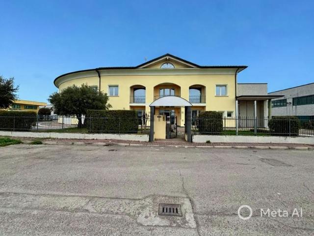 Capannone in vendita di 1289 m² in Via dei Barrocciai