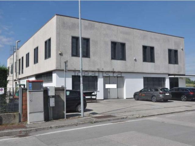 Capannone in vendita di 1280 m² in Via dell&apos  Industria, 39