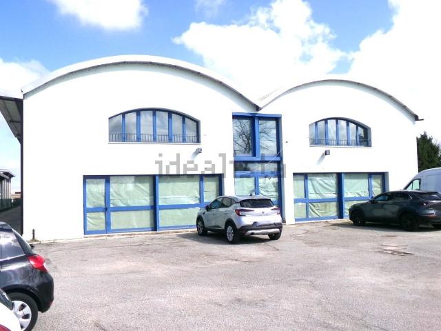 Capannone in vendita di 128 m² in Via Cento, 6