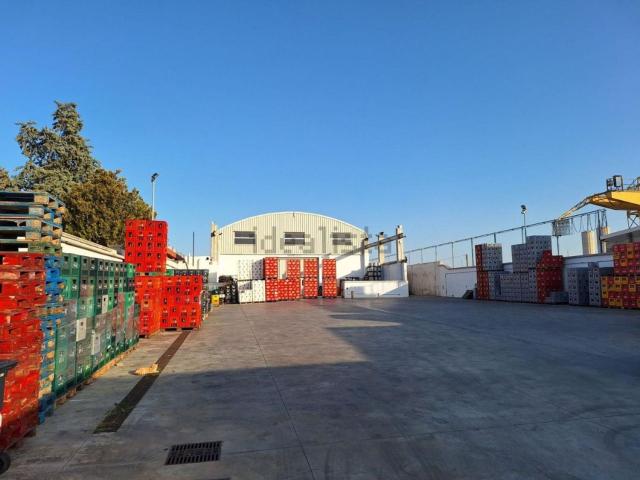 Capannone in vendita di 1290 m² in Via Napoli, 364