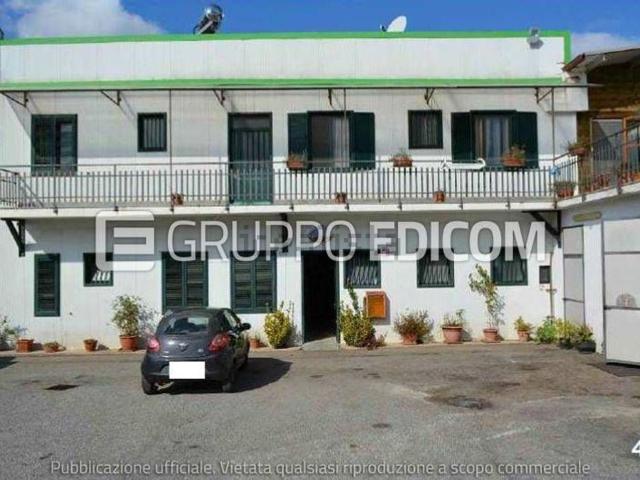 Capannone in vendita di 1305 m² in Via Umberto I