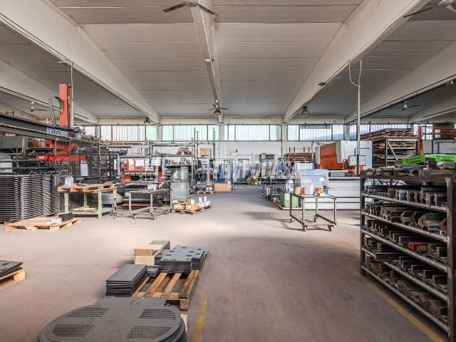 Capannone in vendita di 1300 m²