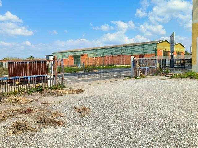 Capannone in vendita di 1300 m² in Strada Statale 131 Carlo Felice