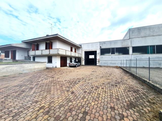 Capannone in vendita di 1300 m² in Piazza Bentivoglio