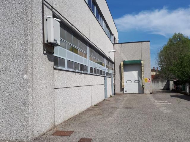 Capannone in vendita di 1300 m² in Via Montanara
