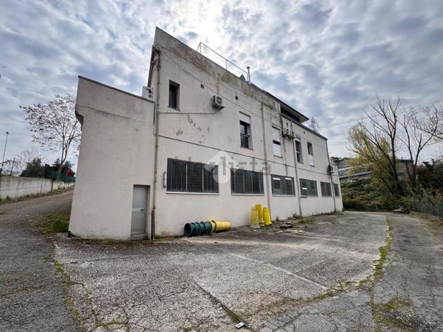 Capannone in vendita di 1300 m² in Via Ausa, 50