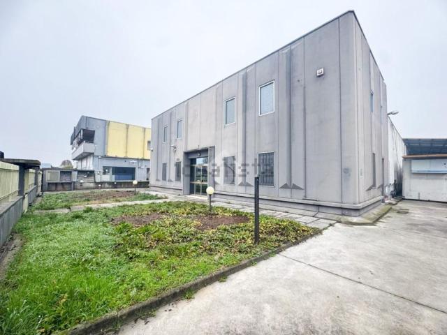 Capannone in vendita di 1300 m² in Via Brescia