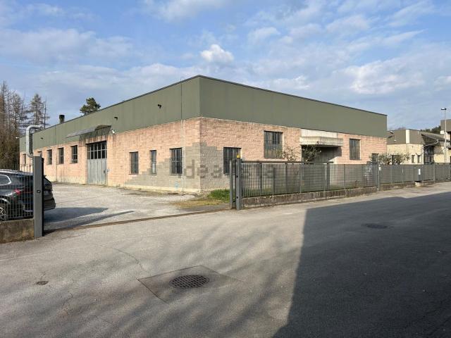 Capannone in vendita di 1300 m² in Via Brianza