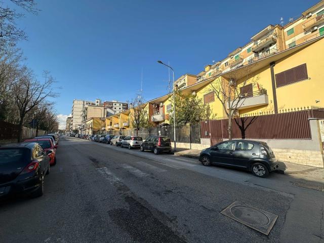 Capannone in vendita di 1300 m² in Via Europa, 35
