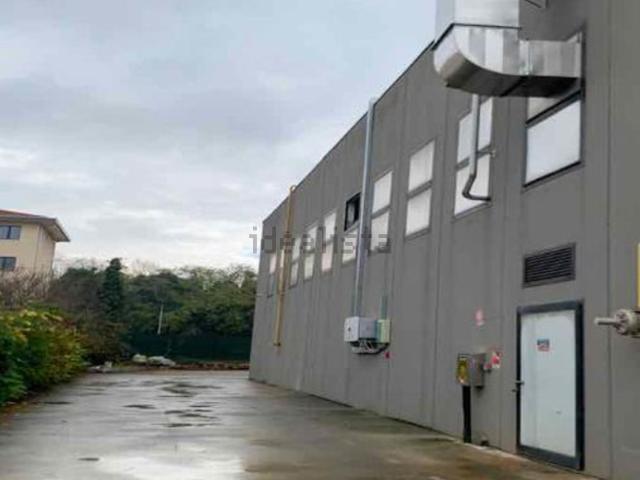 Capannone in vendita di 1300 m² in Via Francesco Bonaventura Cavalieri