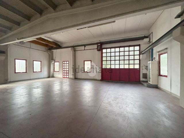 Capannone in vendita di 1300 m² in Via G. Garibaldi, 38