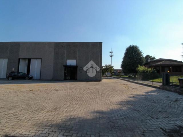 Capannone in vendita di 1300 m² in Via Gardale
