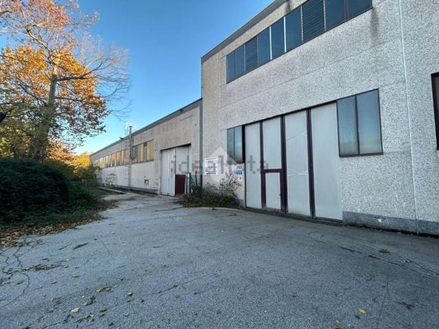 Capannone in vendita di 1300 m² in Via Industriale, 9