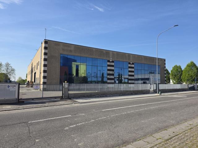Capannone in vendita di 1300 m² in Via Pisa