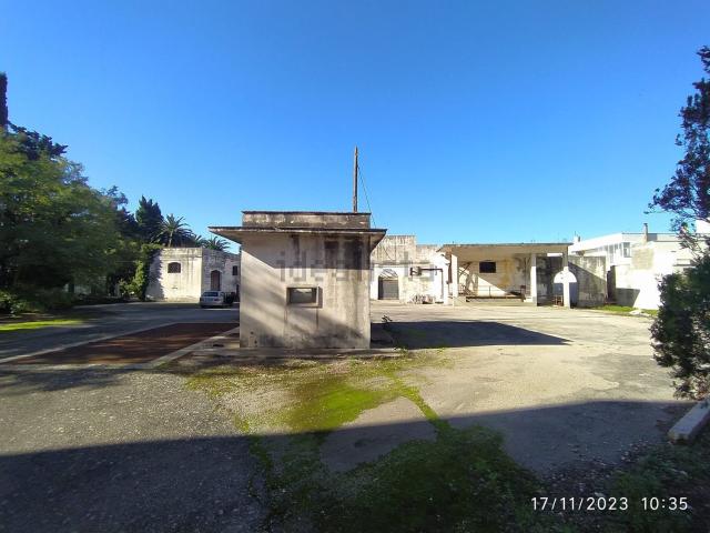 Capannone in vendita di 1300 m² in Via Senatore Leone De Castris, 66