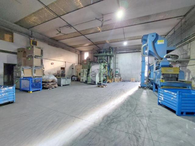 Capannone in vendita di 1300 m² in Via Trento, 207
