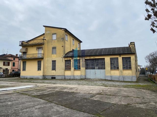 Capannone in vendita di 1303 m² in Viale Montenero, 8