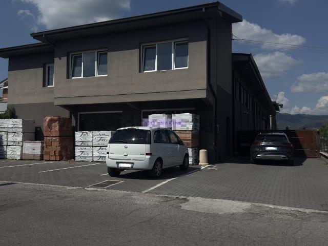 Capannone in vendita di 1315 m² in Via Fratelli Rosselli