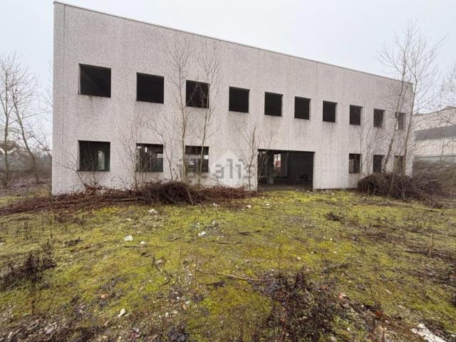 Capannone in vendita di 1310 m² in Via Trattato di Maastricht