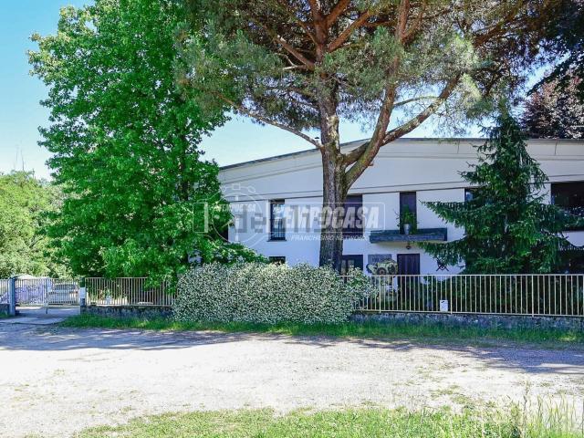 Capannone in vendita di 1320 m² in Via dell&apos Artigianato
