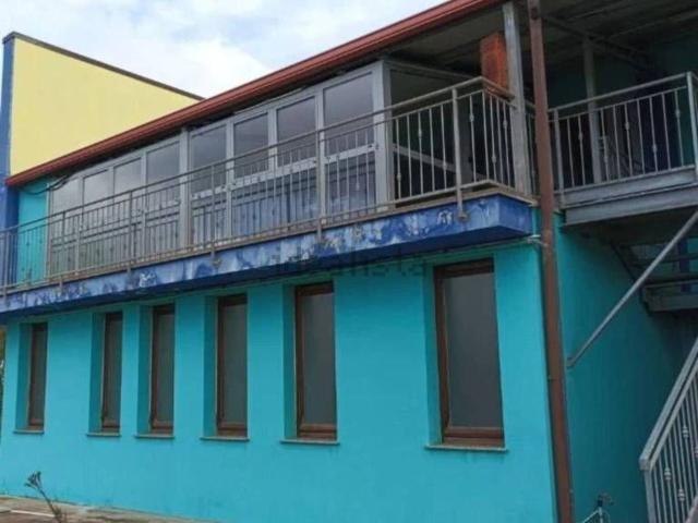 Capannone in vendita di 1323 m² in Via Lisbona, 17