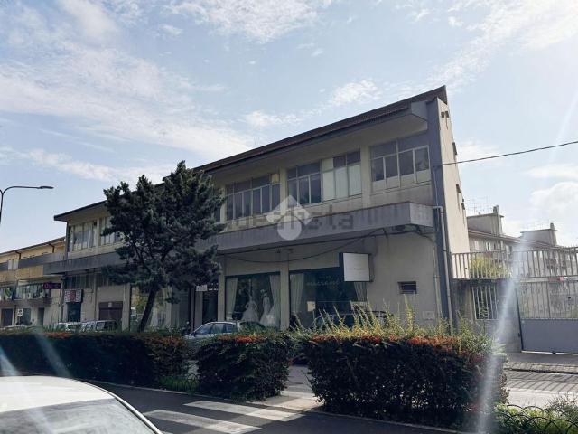 Capannone in vendita di 1344 m² in Viale Europa, 385