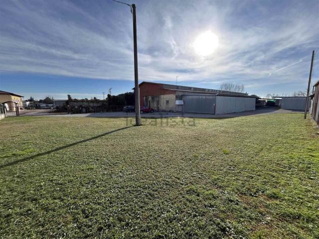 Capannone in vendita di 1358 m² in Via Vergaglia