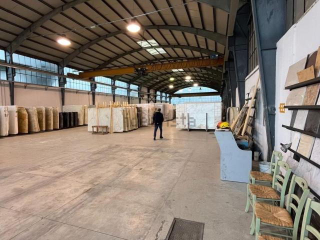 Capannone in vendita di 1350 m²