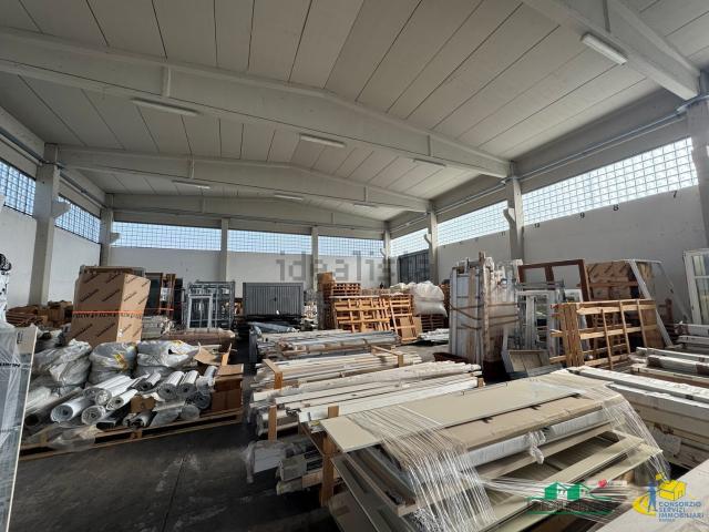 Capannone in vendita di 1350 m² in Strada Martinella