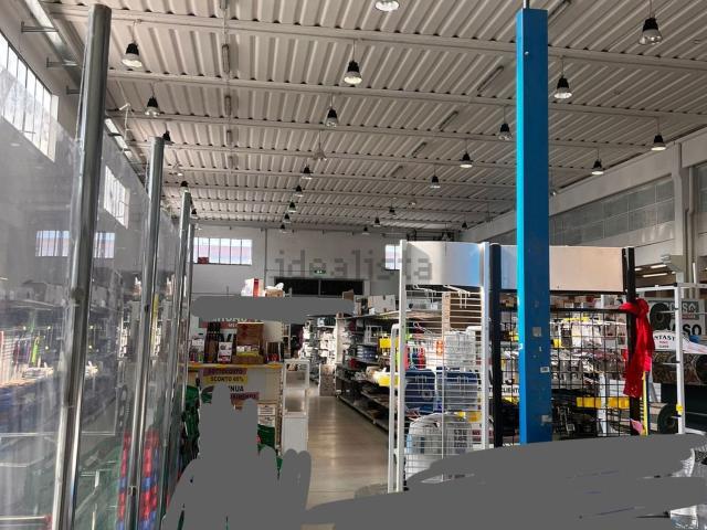 Capannone in vendita di 1350 m² in Via Piave