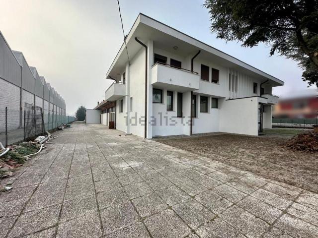 Capannone in vendita di 1350 m² in Via Roma, 1