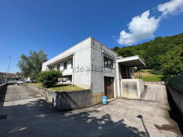 Capannone in vendita di 1350 m² in Vicolo L. Settembrini
