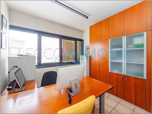 Capannone in vendita di 1360 m² in Via Roma, 32