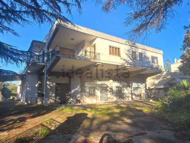 Capannone in vendita di 1360 m² in Via Taranto