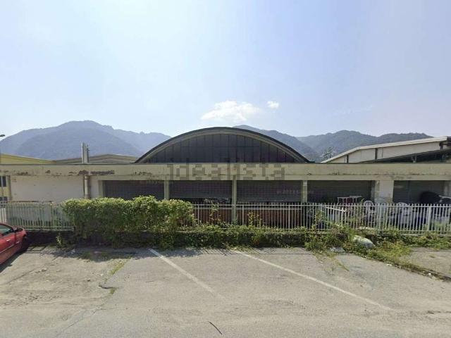 Capannone in vendita di 1362 m² in Via Caduti sul Lavoro, 8