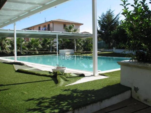 Capannone in vendita di 1375 m² in Via Giosuè Carducci