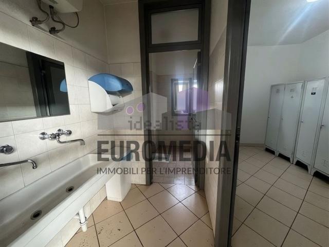 Capannone in vendita di 1379 m²
