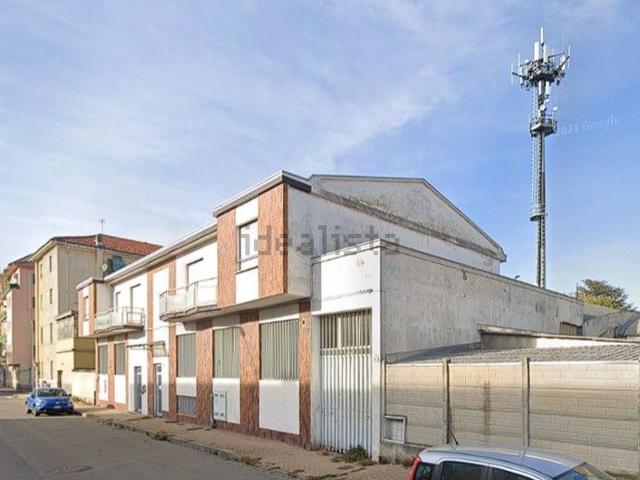 Capannone in vendita di 1370 m² in Via Vinzaglio, 141