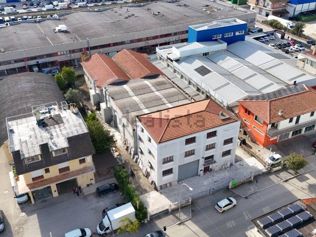 Capannone in vendita di 1384 m² in Via Val Tiberina, 21