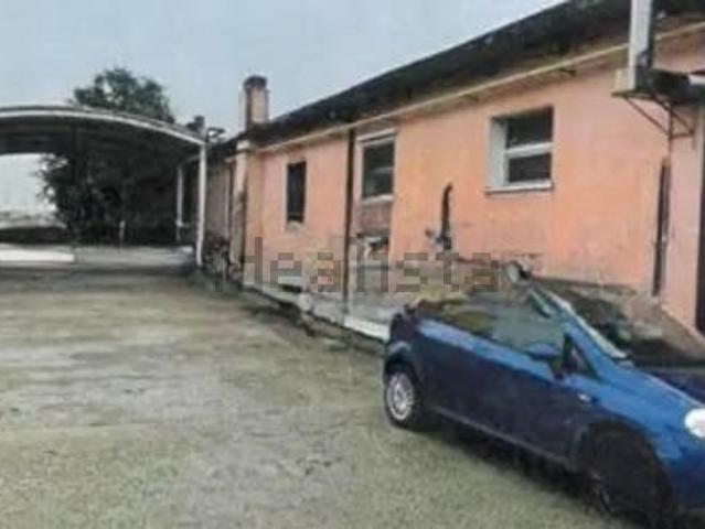 Capannone in vendita di 1396 m² in Via del Lavoro, 48