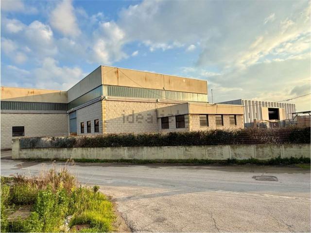 Capannone in vendita di 1390 m² in Via Mohandas Gandhi