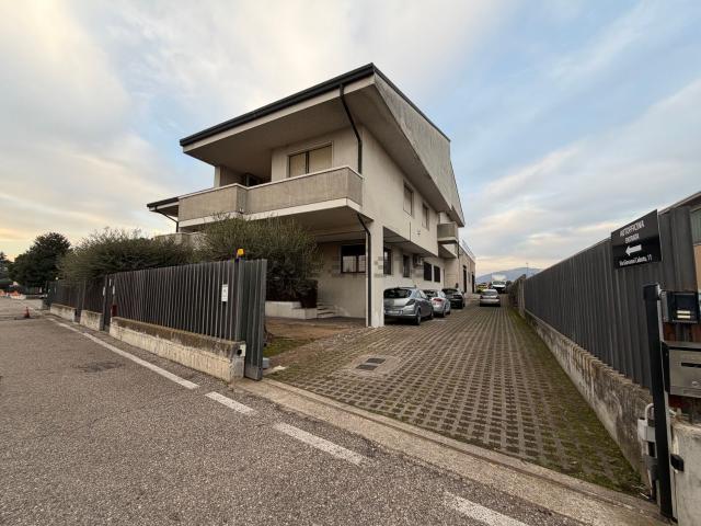 Capannone in vendita di 1392 m² in Via Giovanni Caboto, 11