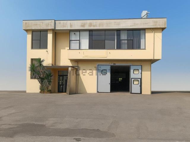 Capannone in vendita di 1400 m²