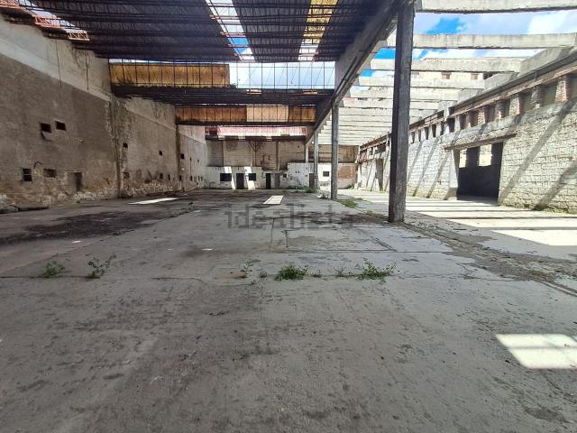 Capannone in vendita di 1400 m² in Corso San Giovanni a Teduccio
