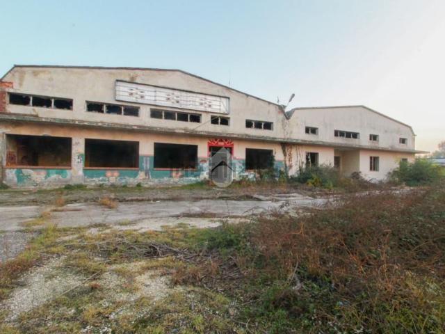 Capannone in vendita di 1400 m² in Via Brescia
